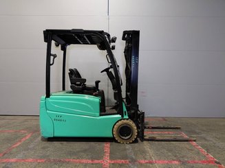 Empilhador de contrapeso 3 rodas Yale ERP20VTLWB
