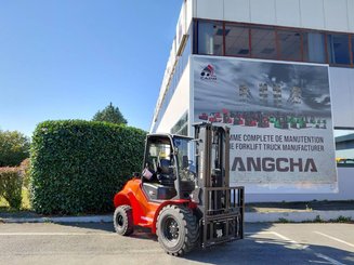 Carreta elevadora todo terreno Hangcha TT30-2 (CPCD30-X2W98E-RT2)