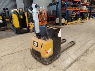 Porta-paletes eléctrico com condutor a pé Caterpillar NPP18N2