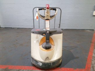 Porta-paletes eléctrico com condutor a pé Crown WP3020-2.0
