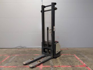 Stacker com condutor a pé Crown WF3000 - 2