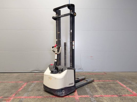 Stacker com condutor a pé Crown WF3000 - 1
