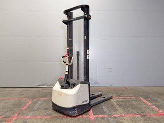 Stacker com condutor a pé Crown WF3000 - 1