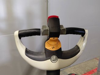 Stacker com condutor a pé Crown WF3000