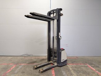 Stacker com condutor a pé Crown WF3000