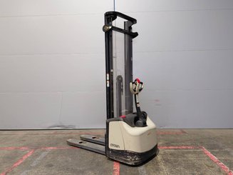 Stacker com condutor a pé Crown WF3000