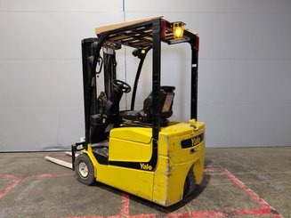 Carreta elevadora elétrica Yale ERP13-15VC