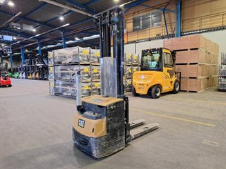 Stacker com condutor a pé Caterpillar NSP16N2