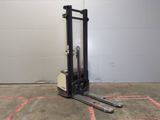 Stacker com condutor a pé Crown WF3000
