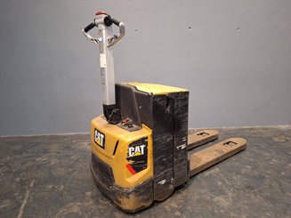 Porta-paletes eléctrico com condutor a pé Caterpillar NPP20N2E