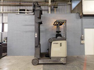 Empilhador retráctil Crown ESR5000