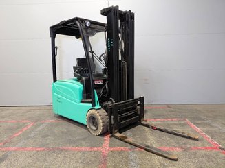 Empilhador de contrapeso 3 rodas Yale ERP20VTLWB