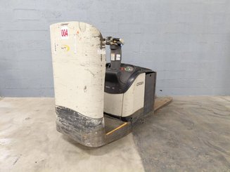 Porta-paletes eléctrico com condutor transportado Crown WT3040 2.00