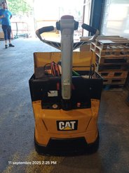 Porta-paletes eléctrico com condutor a pé Caterpillar NPP20N2 - 1