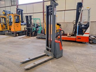 Stacker com condutor a pé Stockman SECL1035