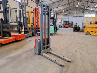 Stacker com condutor a pé Stockman SECL1035