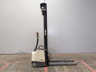 Stacker com condutor a pé Crown WF3000