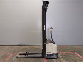 Stacker com condutor a pé Crown WF3000