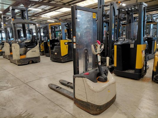 Stacker com condutor a pé Crown WF3000 10 - 1