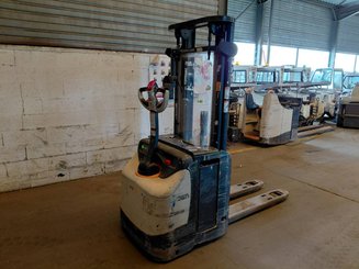 Stacker com condutor a pé Crown ESI4000-12