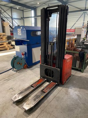 Stacker com condutor a pé Euroloc 42 - 1