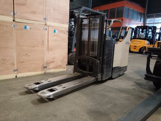 Stacker com condutor a pé Crown DT3040 2.0