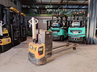 Porta-paletes eléctrico com condutor a pé Caterpillar NPV20N2