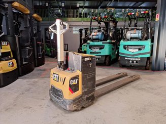 Porta-paletes eléctrico com condutor a pé Caterpillar NPV20N2