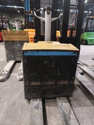 Porta-paletes eléctrico com condutor a pé Caterpillar NPP20N2
