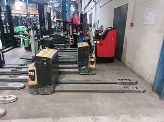 Porta-paletes eléctrico com condutor a pé Caterpillar NPP20N2