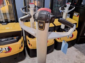 Porta-paletes eléctrico com condutor a pé Caterpillar NPV20N2