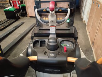 Stacker com condutor a pé Crown DT3040 2.0