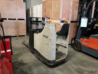 Stacker com condutor a pé Crown DT3040 2.0