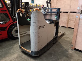 Stacker com condutor a pé Crown DT3040 2.0