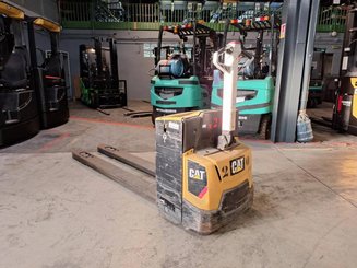 Porta-paletes eléctrico com condutor a pé Caterpillar NPV20N2