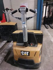 Porta-paletes eléctrico com condutor a pé Caterpillar NPP20N2 - 1