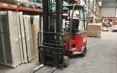 Empilhadeira para corredor estreito