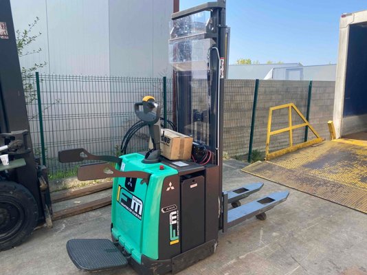 Levantador com plataforma dobrável Mitsubishi SBV12P - 1