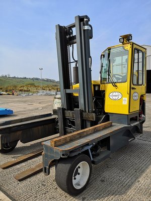 Empilhador retráctil de 4 direcções Combilift C12000 - 1