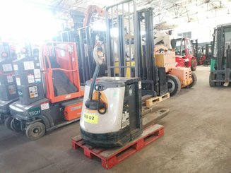 Porta-paletes eléctrico com condutor a pé Crown WP3080 - 1