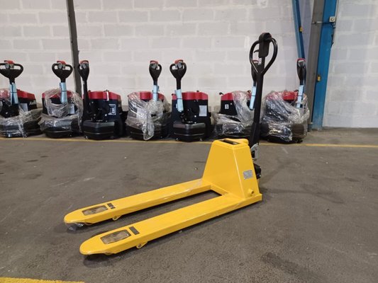 Porta-paletes eléctrico com condutor a pé Microlift P15SE - 1