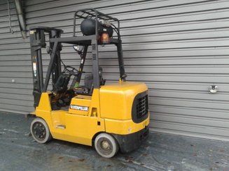 Empilhador de contrapeso 4 rodas Caterpillar GC40K - 1