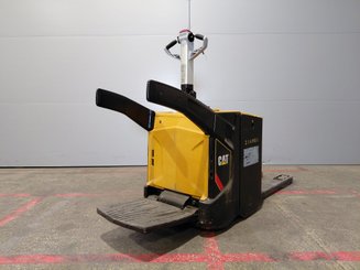 Porta-paletes eléctrico com condutor transportado Caterpillar NPV20N2