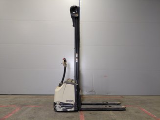 Stacker com condutor a pé Crown WF3000 1.2 - 4