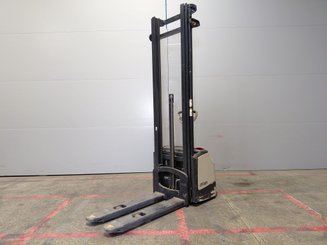 Stacker com condutor a pé Crown WF3000 1.2 - 3