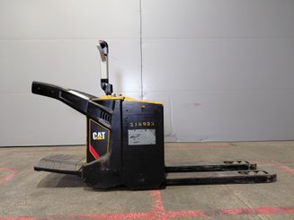Porta-paletes eléctrico com condutor transportado Caterpillar NPV20N2