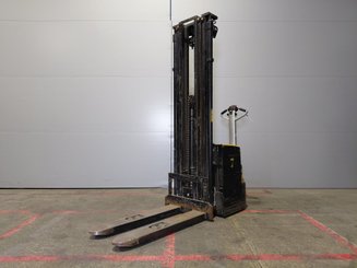 Stacker com condutor a pé Caterpillar NSP16N2