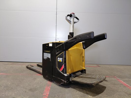 Porta-paletes eléctrico com condutor transportado Caterpillar NPV20N2 - 1