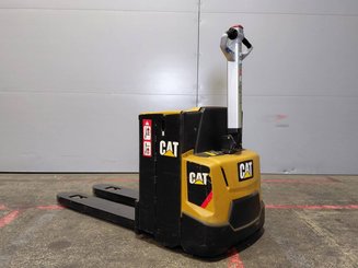 Porta-paletes eléctrico com condutor a pé Caterpillar NPP20N2E