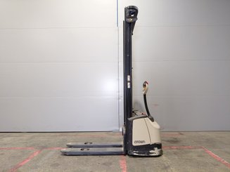 Stacker com condutor a pé Crown WF3000 1.2 - 5